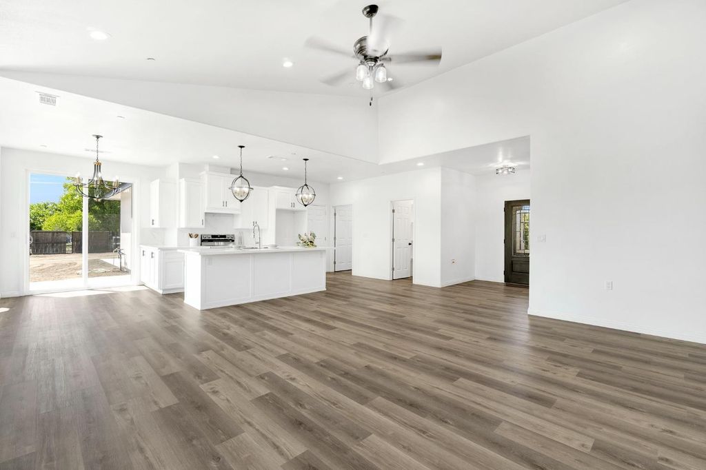 Image 9 of property listing at 41640 Road 120, Orosi, CA 93647
