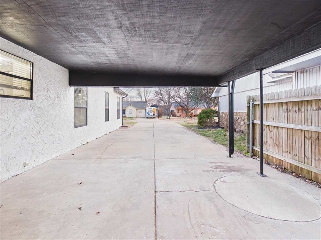 1129 NW Maple Ave, Lawton, OK 73507