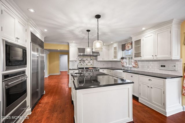 41 Thomas Drive, Manalapan, NJ 07726