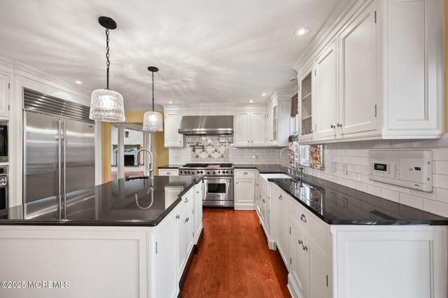 41 Thomas Drive, Manalapan, NJ 07726