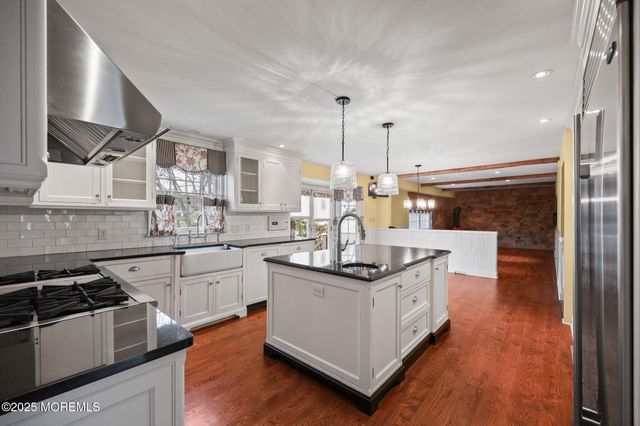 41 Thomas Drive, Manalapan, NJ 07726