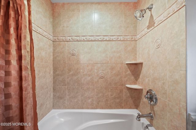 41 Thomas Drive, Manalapan, NJ 07726