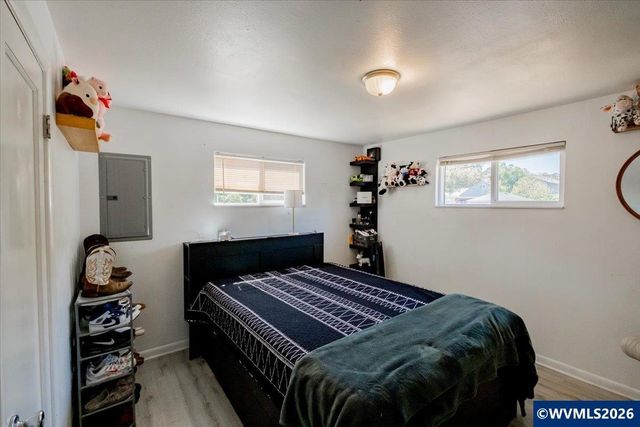 690 24th St SE, Salem, OR 97301