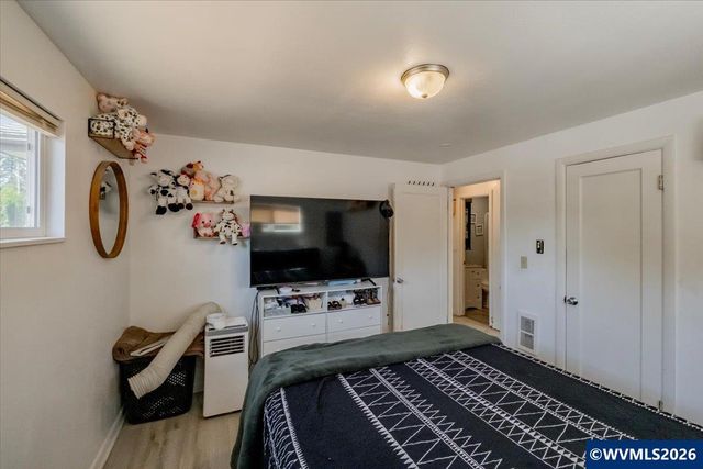 690 24th St SE, Salem, OR 97301