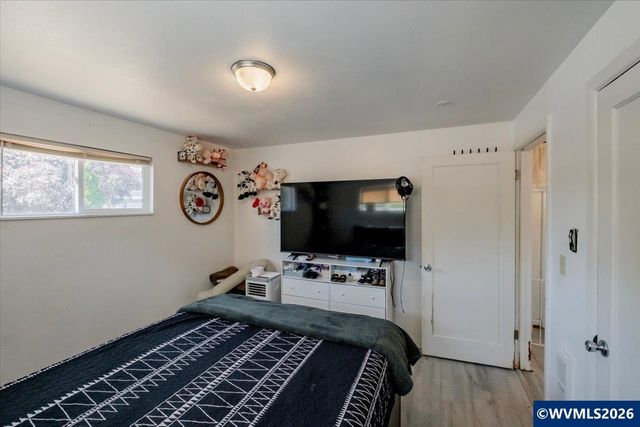 690 24th St SE, Salem, OR 97301