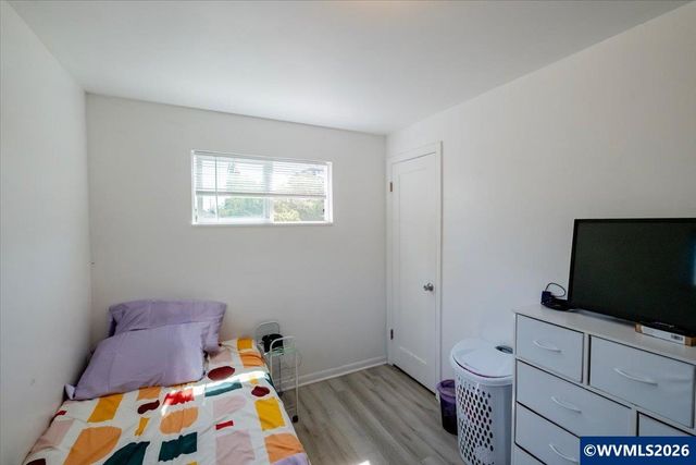 690 24th St SE, Salem, OR 97301