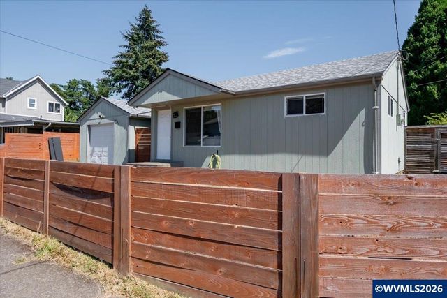 690 24th St SE, Salem, OR 97301