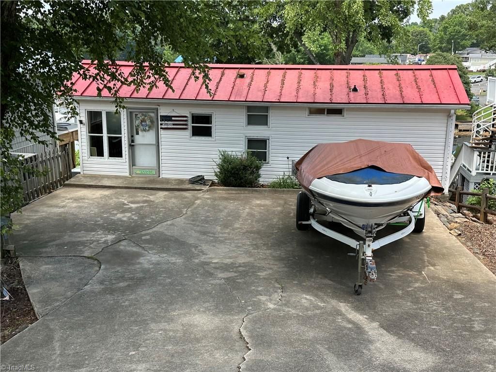 117 Badin Lake Circle, New London, NC 28127