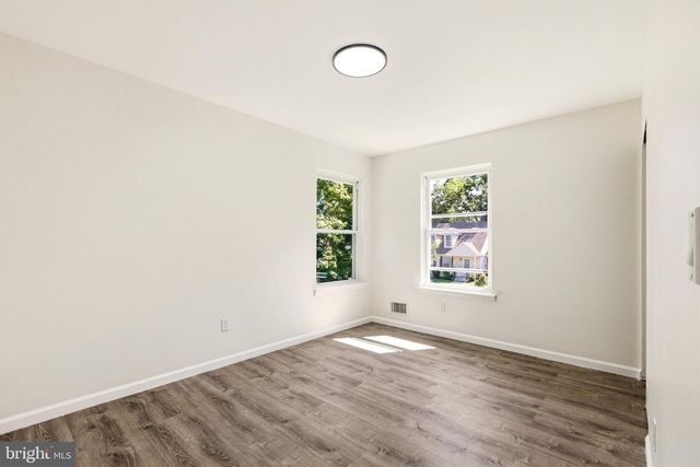 12 SHELLI TER, Barnegat, NJ 08005