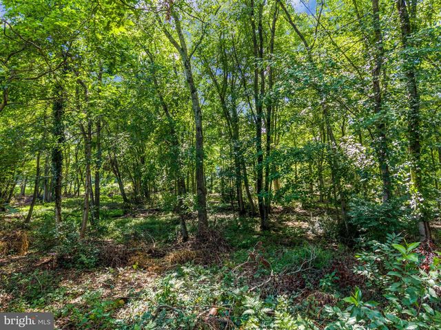 12 SHELLI TER, Barnegat, NJ 08005