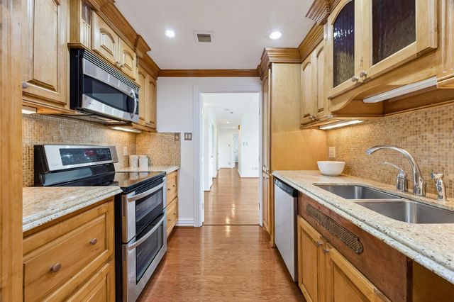 49 Briar Hollow Lane 504, Houston, TX 77027
