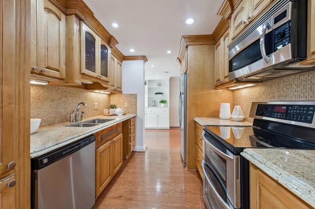 49 Briar Hollow Lane 504, Houston, TX 77027