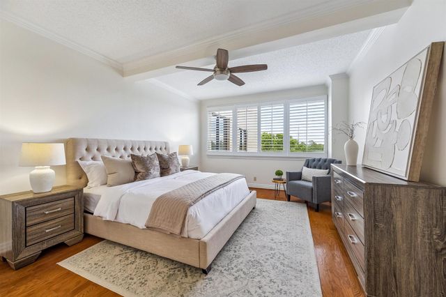 49 Briar Hollow Lane 504, Houston, TX 77027