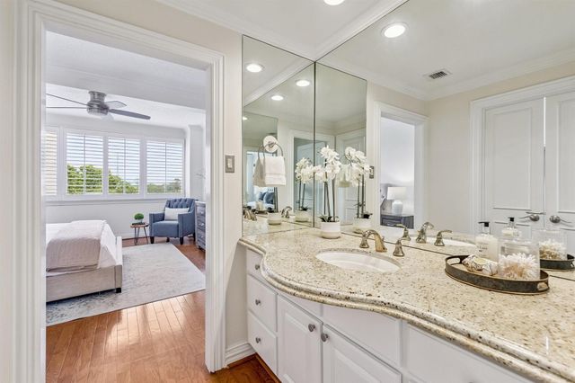 49 Briar Hollow Lane 504, Houston, TX 77027