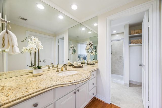 49 Briar Hollow Lane 504, Houston, TX 77027