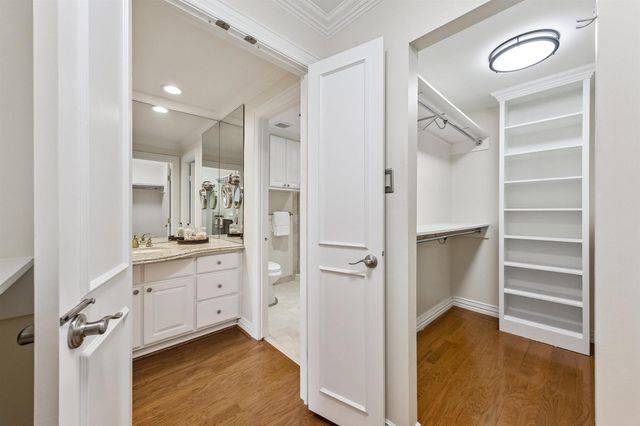 49 Briar Hollow Lane 504, Houston, TX 77027