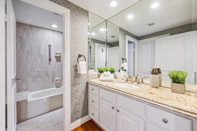 49 Briar Hollow Lane 504, Houston, TX 77027