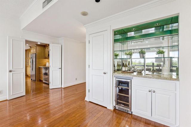 49 Briar Hollow Lane 504, Houston, TX 77027