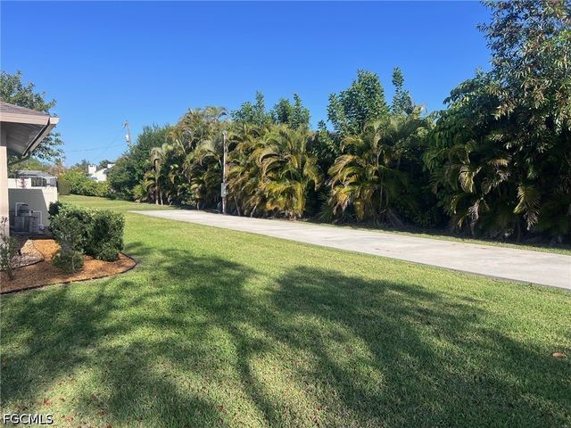 3705 Stoneridge CT, Fort Myers, FL 33908