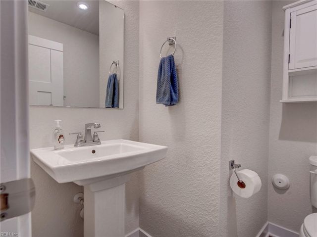 605 Big Bear LN, Chesapeake, VA 23323