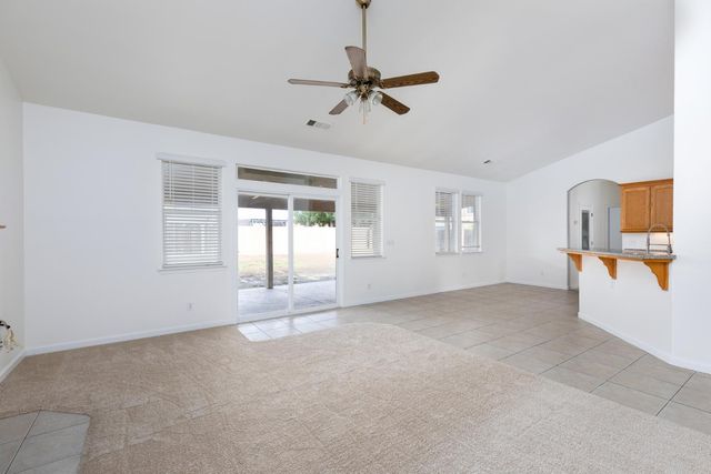 1847 E Lauren Avenue, Dinuba, CA 93618