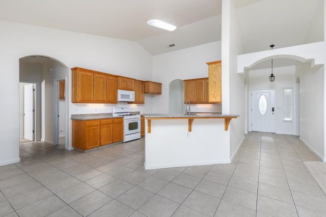 1847 E Lauren Avenue, Dinuba, CA 93618