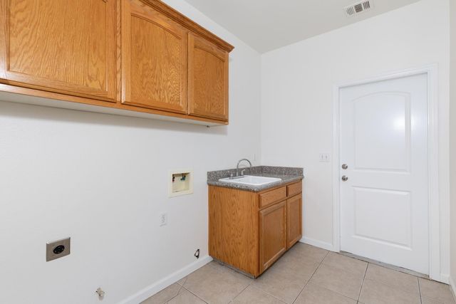 1847 E Lauren Avenue, Dinuba, CA 93618