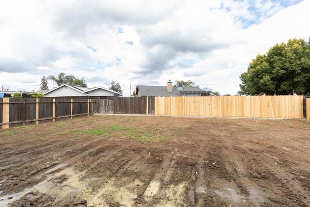 1847 E Lauren Avenue, Dinuba, CA 93618
