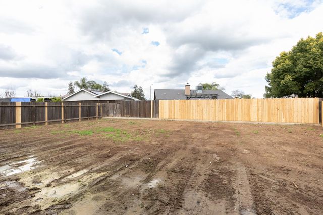 1847 E Lauren Avenue, Dinuba, CA 93618