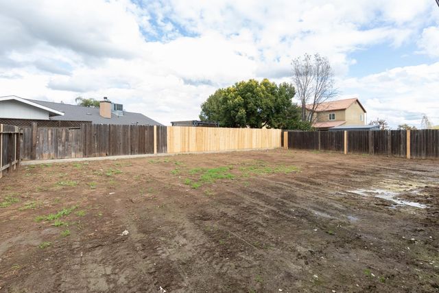 1847 E Lauren Avenue, Dinuba, CA 93618