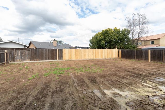 1847 E Lauren Avenue, Dinuba, CA 93618