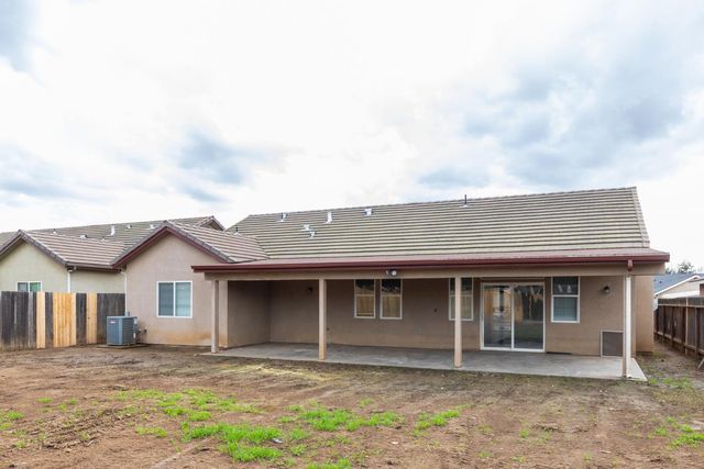 1847 E Lauren Avenue, Dinuba, CA 93618