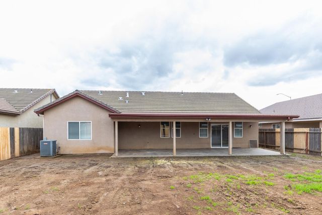 1847 E Lauren Avenue, Dinuba, CA 93618