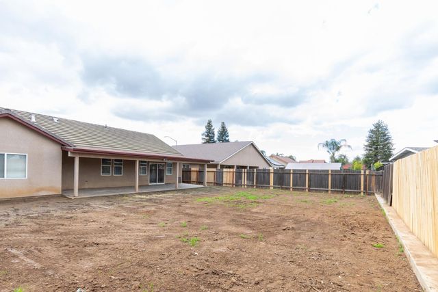 1847 E Lauren Avenue, Dinuba, CA 93618