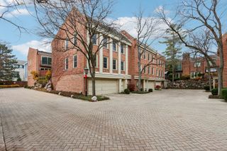 19 LANDMARK 19, Northfield, IL 60093