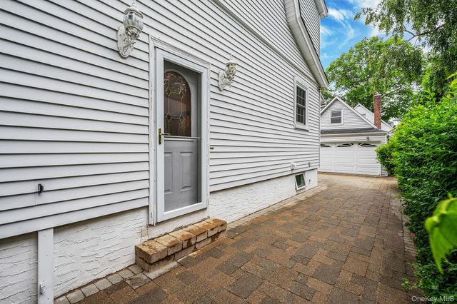 140 Emerson Avenue, Floral Park, NY 11001