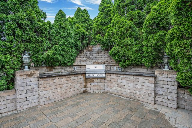 140 Emerson Avenue, Floral Park, NY 11001