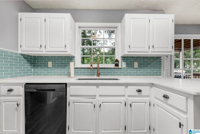 913 6TH AVENUE NW, Alabaster, AL 35007
