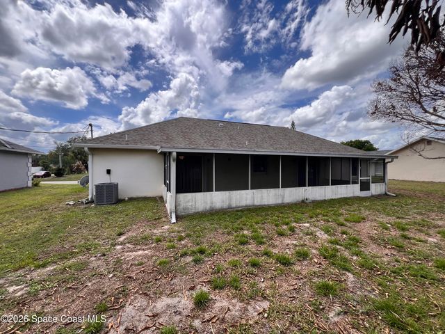 818 Seven Gables Circle SE, Palm Bay, FL 32909