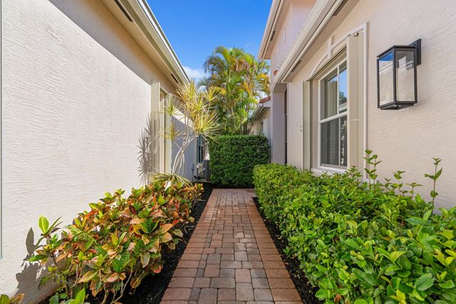 112 Isle Verde Way, Palm Beach Gardens, FL 33418