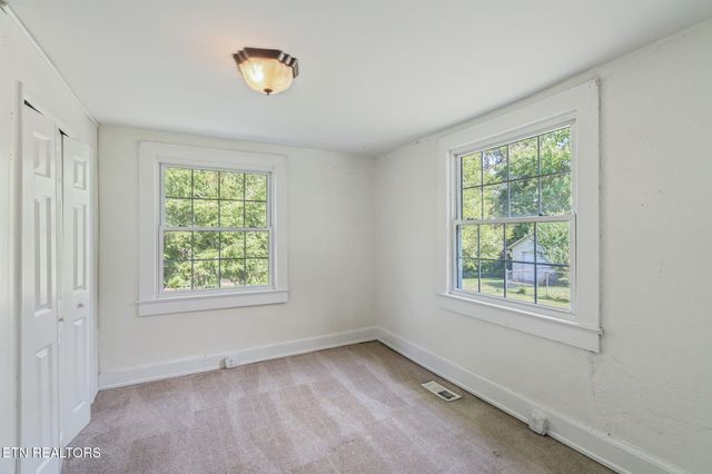 8200 Nubbin Ridge Rd, Knoxville, TN 37919