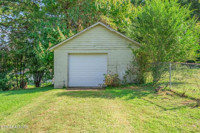 8200 Nubbin Ridge Rd, Knoxville, TN 37919