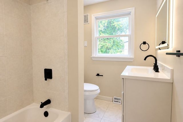 117 Lexington Ave, Lowell, MA 01854