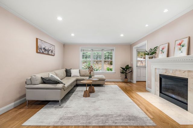 65 Crescent Rd 65, Needham, MA 02494