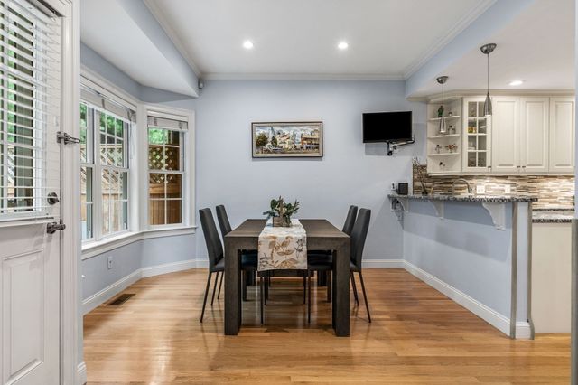 65 Crescent Rd 65, Needham, MA 02494