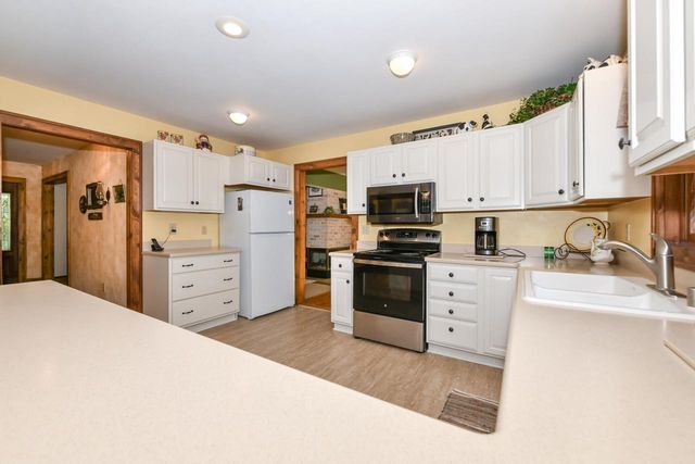 S86W30445 Stonegate DRIVE, Mukwonago, WI 53149
