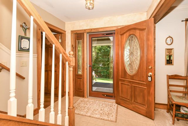 S86W30445 Stonegate DRIVE, Mukwonago, WI 53149