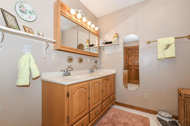S86W30445 Stonegate DRIVE, Mukwonago, WI 53149