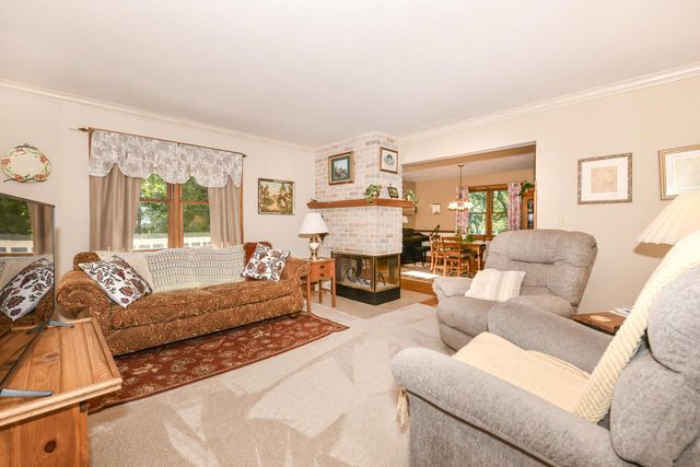 S86W30445 Stonegate DRIVE, Mukwonago, WI 53149
