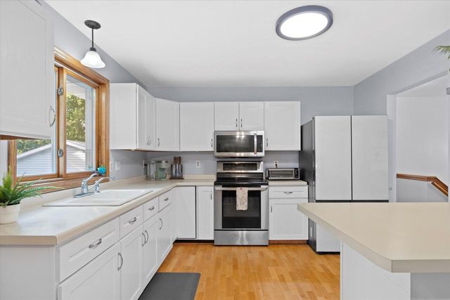 1606 Pleasant View AVENUE, Waukesha, WI 53188